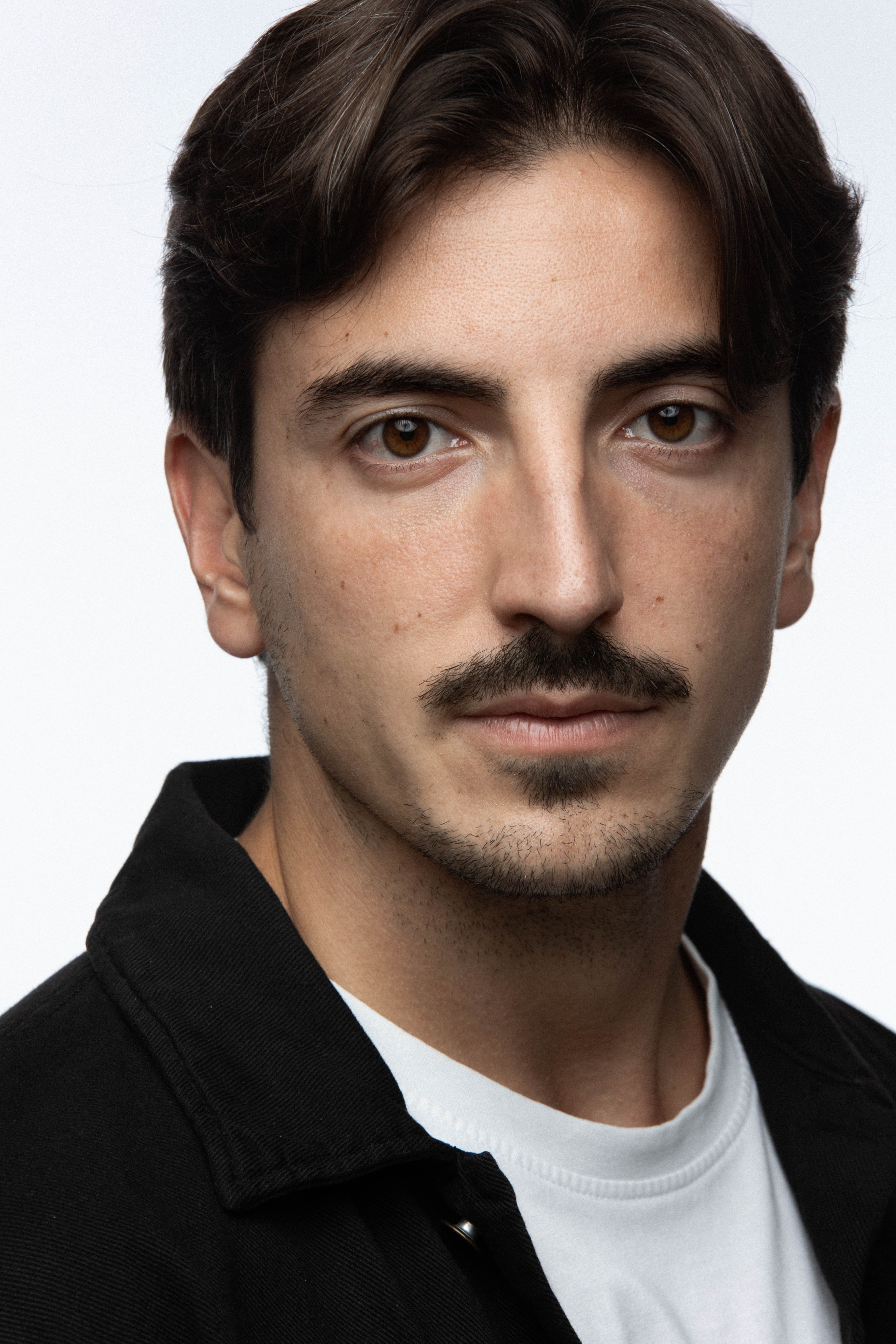Retrato de book de Carlos Aviñó